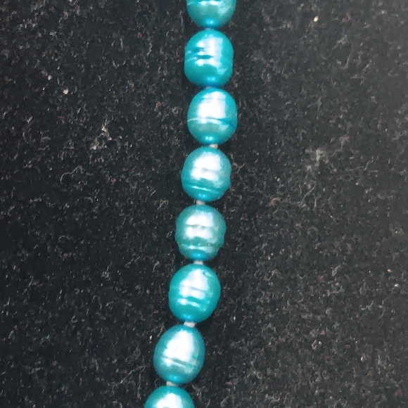 Vintage Dyed Cyan Blue Pearl necklace size Potato  Pearls 6mm- 10.5 mn - Picture 8 of 12